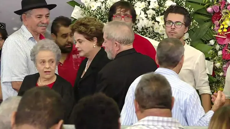Ex-presidente Dilma Rousseff consola Lula no velório de Marisa Leticia (Reprodução/GloboNews/Reprodução)