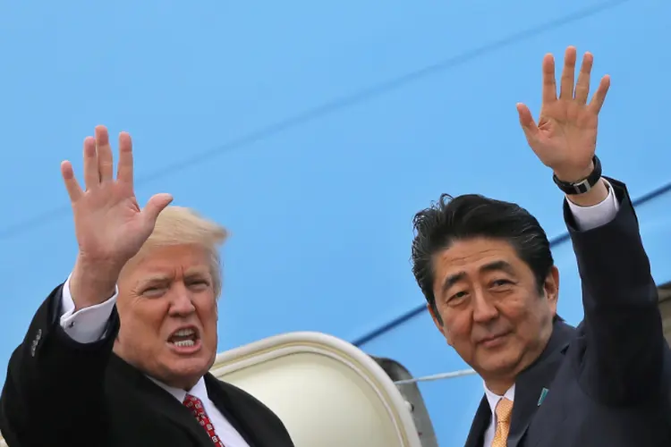 Donald Trump e Shinzo Abe: Nenhum governante passou tanto tempo com Trump como Abe desde que o magnata chegou ao poder (Carlos Barria/Reuters)