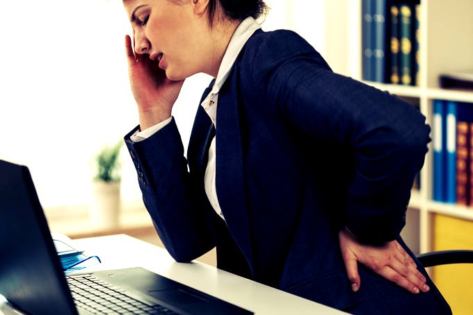 Dor nas costas é 5ª maior causa de afastamento do trabalho, mostra estudo