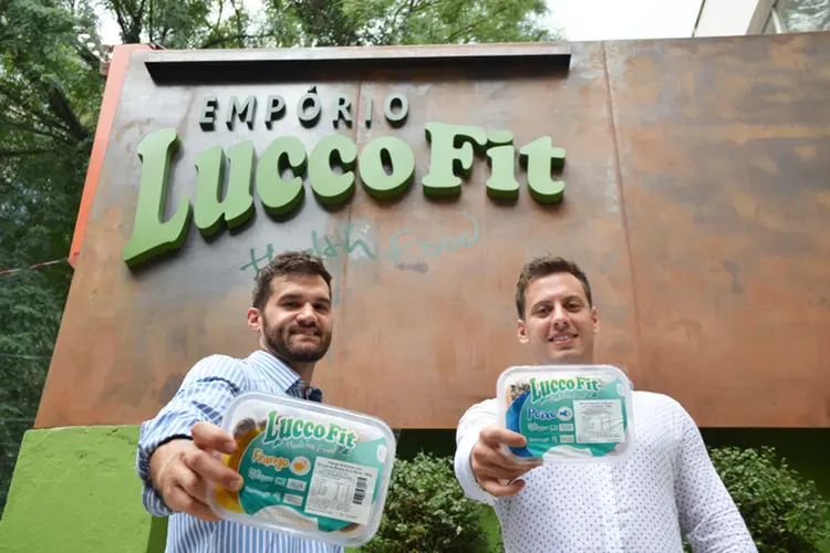 Os sócios da Lucco Fit: Daniel Luco e Gustavo Brunello, na primeira loja da marca nos Jardins, em São Paulo (Carolina Luco/Divulgação)