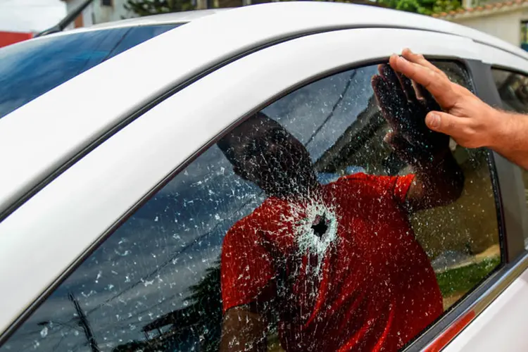 Bala perdida: a motorista Danubia Lima Santos Batista, que passava de carro pelo local no momento do tiroteio, foi atingida (foto/Reuters)