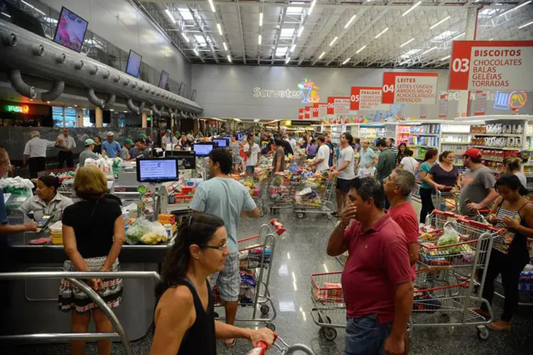 Supermercados: os repositores trabalhavam sem parar durante a manhã, mas a prateleira com macarrão instantâneo já estava praticamente vazia (Arquivo/Agência Brasil)