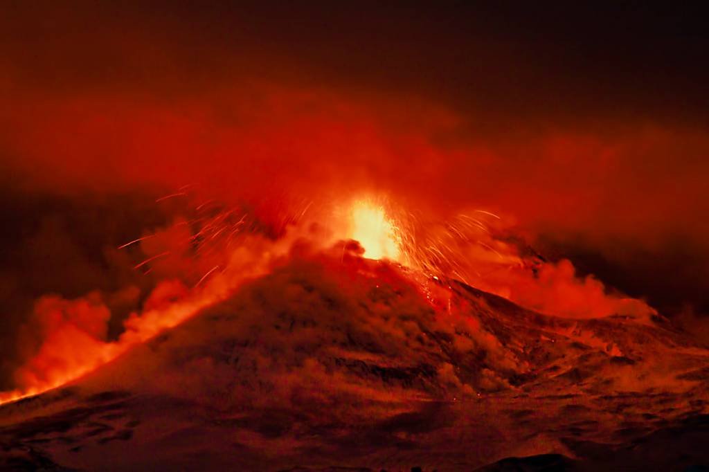 Vulcão Etna, na Itália, entra em erupção. Veja vídeo