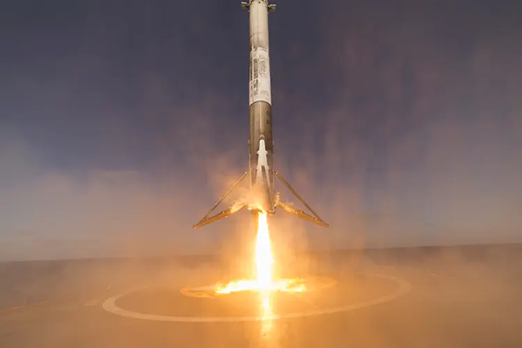 Falcon 9, o foguete reclicado: a cápsula será apanhada pelo braço robótico da estação e levada às instalações para fazer o descarregamento (SpaceX/Divulgação)