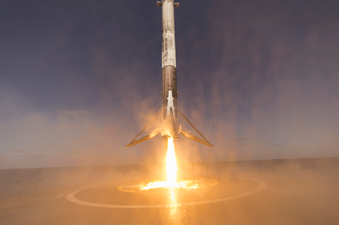 Elon Musk consegue pousar um foguete pela terceira vez; assista