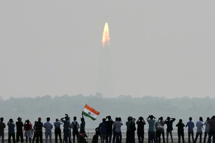 Lançamento de foguete com satélites da missão PSLV-C37 na plataforma de Sriharikota, na Índia, em 15/02/2017 (Arun Sankar/AFP)