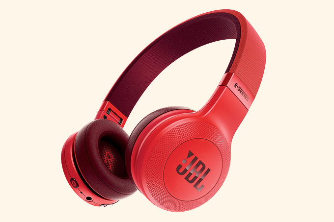 E45 da JBL tem design prático e bateria que dura 16 horas