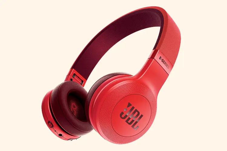 JBL E45: os fones de ouvido são dobráveis e têm haste de tecido (JBL/Divulgação)