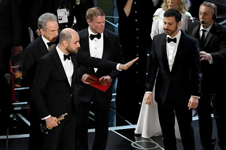 O produtor de La La Land, Jordan Horowitz  interrompe a festa  para anunciar o vencedor de Melhor Filme como 'Moonlight' após o anúncio errôneo. (Kevin Winter / Staff/Getty Images)