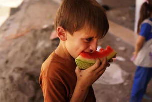 Crianças e adolescentes em insegurança alimentar moderada ou grave são o dobro da média nacional
