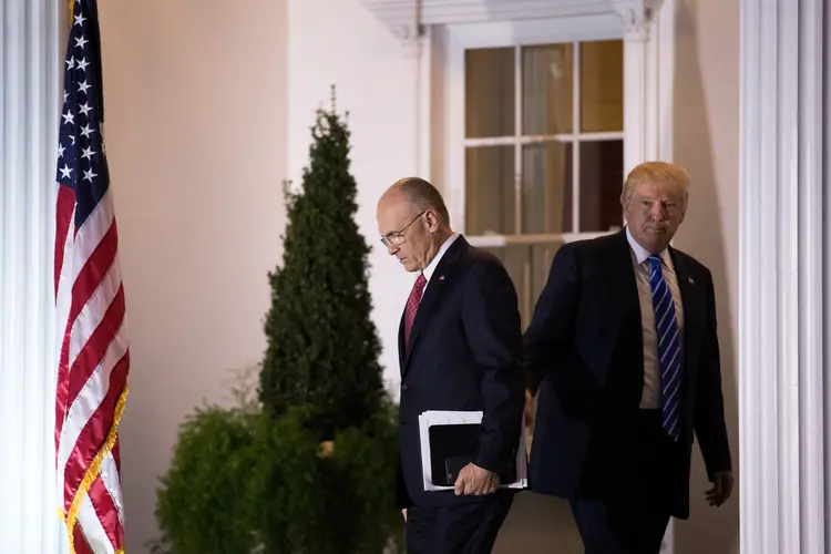 Andrew Puzder, diretor-executivo da CKE Restaurants, sai do Trump International Golf Club, após encontro com o presidente eleito dos EUA Donald Trump. 19 de novembro de 2016 (Drew Angerer/Getty Images)