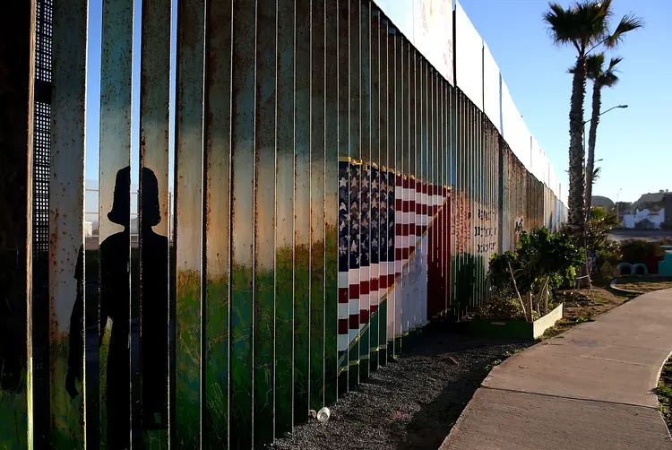 Barreira na fronteira do México com os EUA na cidade de Tijuana (Justin Sullivan/Getty Images)