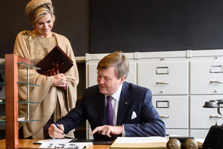 O rei da Holanda, Willem Alexander, e a rainha Maxima of the Netherlands (Jens Schlueter/Getty Images)