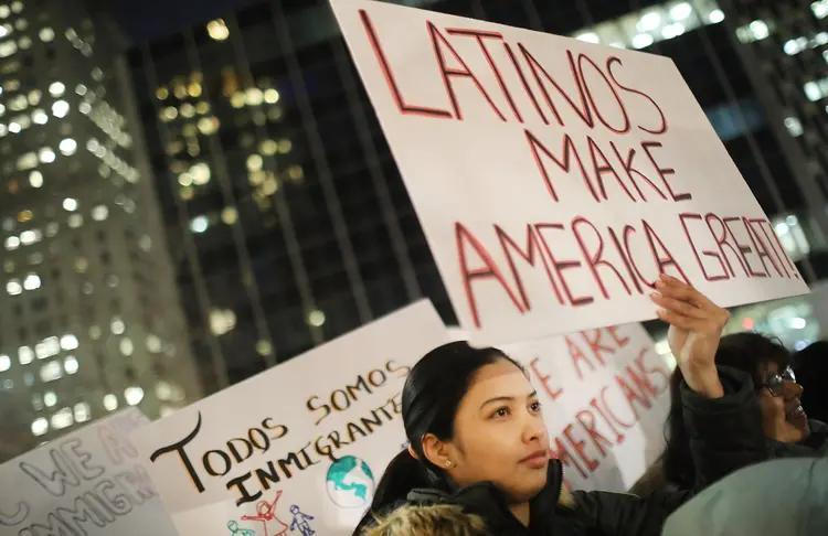 Protestos em Nova York a favor dos imigrantes em fevereiro deste ano: aumento das prisões durante governo Trump (Spencer Platt/Getty Images)