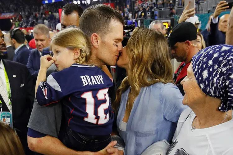 A modelo Gisele Bündchen comemora a vitória de seu marido, Tom Brady no Super Bowl (Kevin C. Cox/Getty Images)