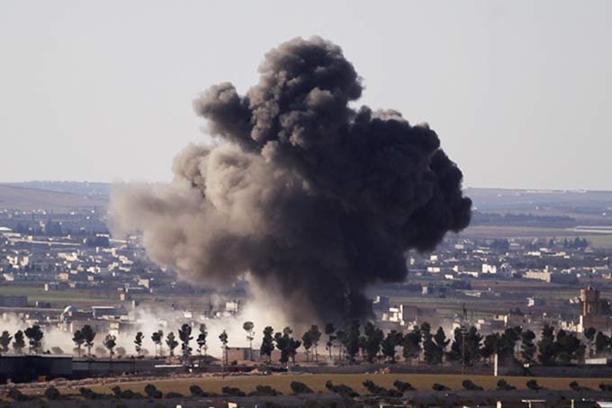 Aviões sírios atingem postos rebeldes na fronteira com a Jordânia
