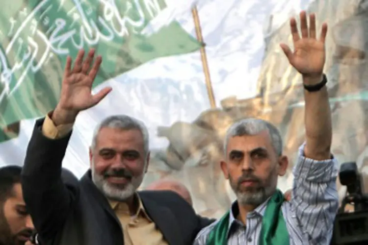 Yahya Sinwar (dir): o movimento, que governa a Faixa de Gaza há dez anos, realiza há vários meses um processo de eleições internas (AFP)