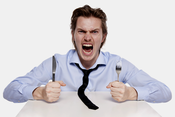 Por que os seres humanos ficam irritados quando estão com fome