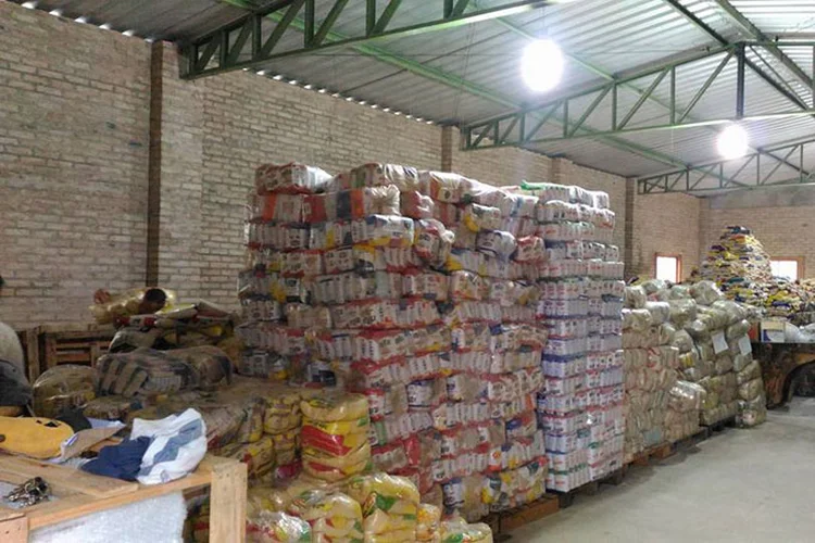 Alimentos: voluntários de uma associação franciscana iniciaram os trabalhos de acondicionamento das doações (Associação e Fraternidade São Francisco na Providência de Deus/Divulgação)