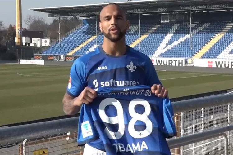 Jogador do Clube Alemão Darmstadt 98 mostra camisa do time com o nome de Obama (Reprodução)