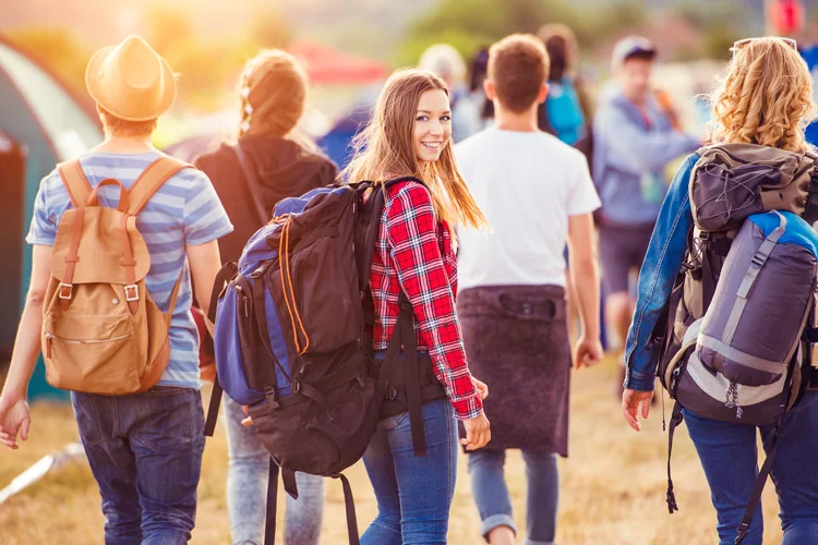 Jovens de mochila: oportunidades  em diversas empresas (Foto/Thinkstock)