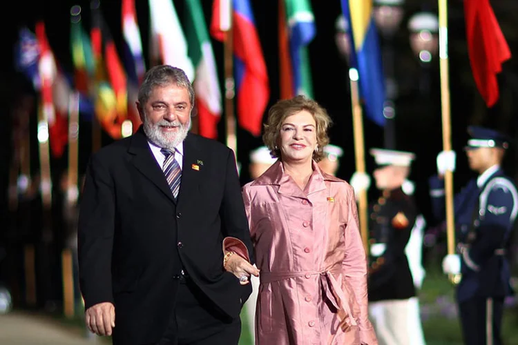 Lula e Marisa: no terreno seriam acolhidos bens de propriedade do ex-presidente, que exercitaria atividades culturais no espaço, a exemplo do Instituto FHC (Lula/Divulgação)