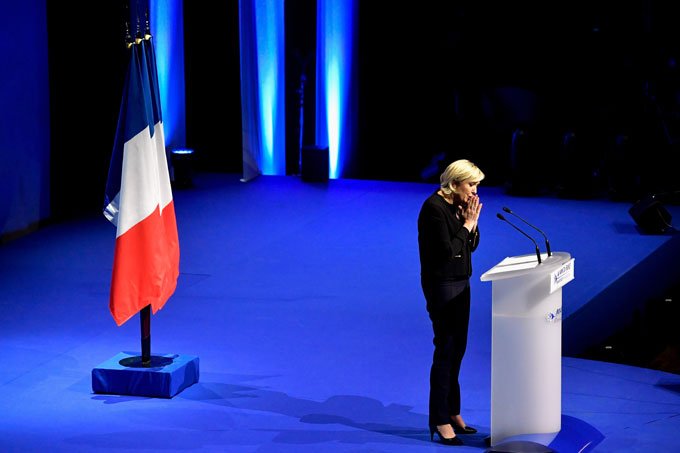 Le Pen é acusada de falsificar contrato de funcionário do governo