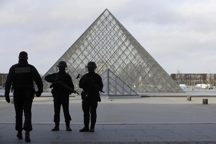 Louvre:O Museu do Louvre trancou temporariamente os cerca de 1,2 mil visitantes que estavam dentro de suas instalações (Reuters/Reuters)