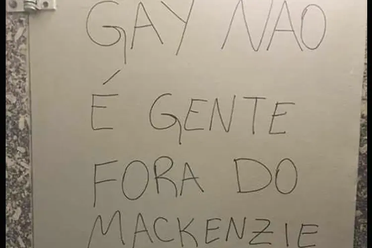 Banheiros do Mackenzie foram pichados com mensagens homofóbicas e machistas (Facebook/Coletivo LGBT Mackenzista)