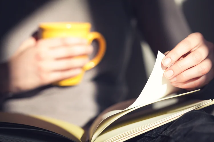 Mulher lendo livro (mallmo/Thinkstock)