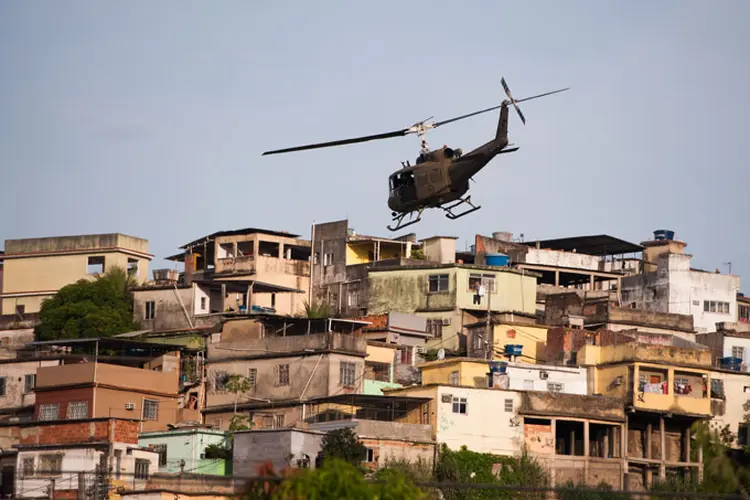 Complexo da Maré: militares estão recebendo o apoio de veículos blindados e aeronaves (Getty/Getty Images)