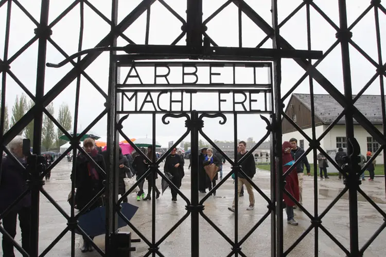 "Arbeit macht frei" significa: o trabalho liberta (Getty Images)
