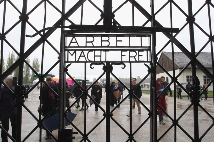 Porta roubada em campo de concentração nazista é recuperada