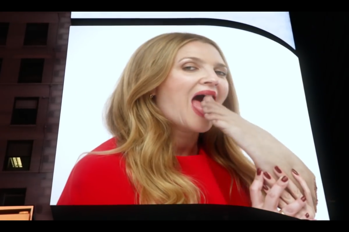 Drew Barrymore sai de outdoor para comer pessoas