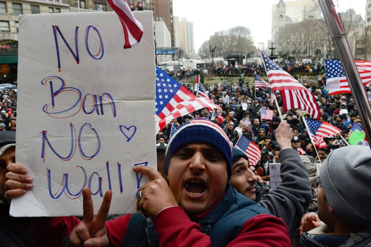 Trump: "nossa demanda descreve como a ordem de Trump prejudica profundamente nossas famílias, economia e instituições educacionais e de saúde", disse o estado (Reuters)