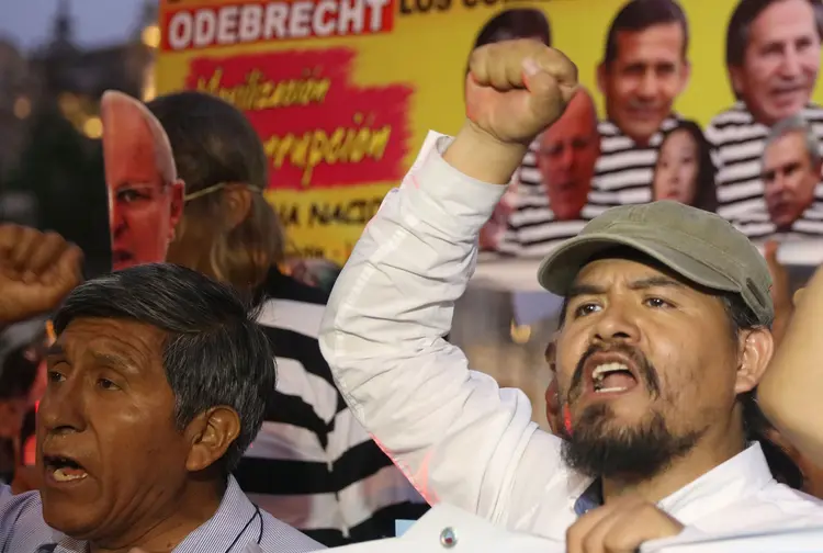 Protesto em Lima: 
a Odebrecht admitiu ter pago 29 milhões de dólares em propinas no Peru 
entre 2005 e 2014 (Guadalupe Pardo/Reuters)