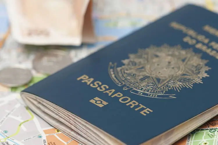 Passaporte: a suspensão da emissão de passaportes afeta cerca de 10 mil pessoas por dia (./Thinkstock)