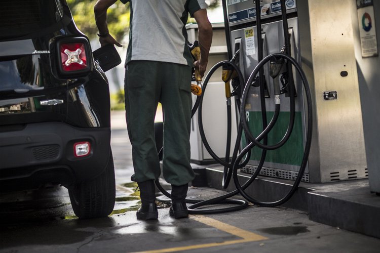 Preço da gasolina nas refinarias sobe 1,20%, para R$ 2,1079
