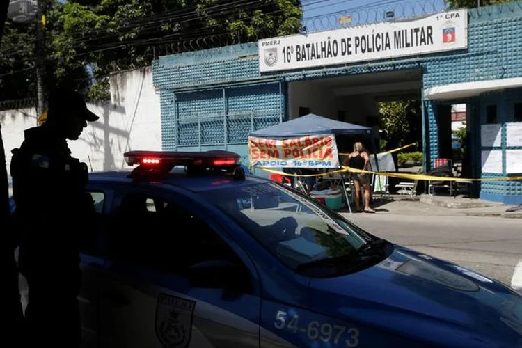 Policial perto de protesto organizado por familiares de policiais no Rio de Janeiro: mudança de rotina (Ricardo Moraes/Reuters)