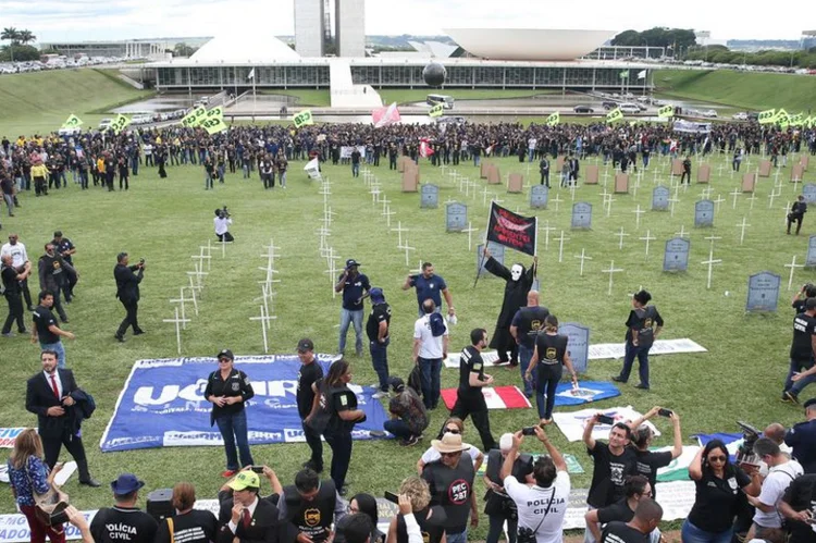 Protesto: neste momento, os manifestantes caminham com cruzes de madeira pela Esplanada e se aglomeram em frente à rampa do Palácio (Antonio Cruz/Agência Brasil)