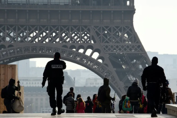 Torre Eiffel, inaugurada durante a Exposição Universal de 1889, é um dos símbolos de Paris e o monumento com entrada paga mais visitado do mundo (Dominique Faget/AFP)