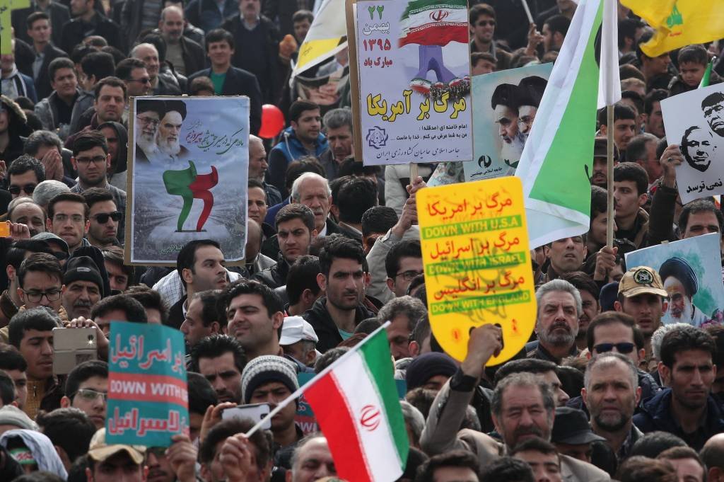 Iranianos protestam contra Trump com faixas de "Morte à América"