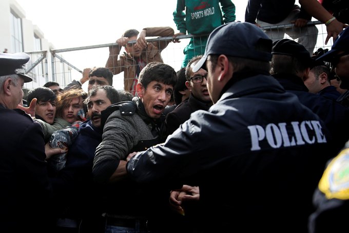 Imigrantes retidos na Grécia fazem protesto por condições de vida