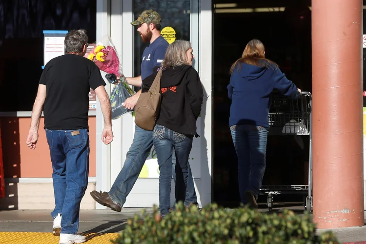 Suspensão da desocupação obrigatória melhorou o ânimo dos moradores que foram abrigados em Silver Dollar Fairgrounds (Jim Urquhart/Reuters)