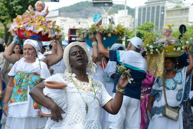 Devotos fazem festa na entrega de presentes a Iemanjá, no Rio