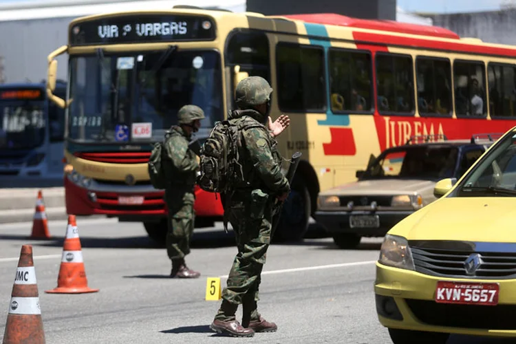 Rio: o reforço da Força Nacional começou nesta terça, 14, "para exercer ações de polícia ostensiva de forma integrada com a PM" (./Reuters)