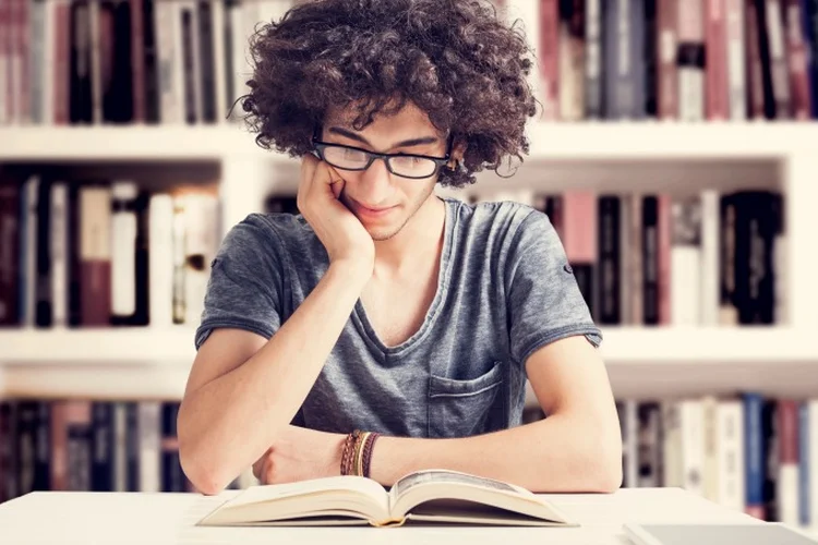 Jovem em biblioteca: oportunidades na carreira pública (seb_ra/Thinkstock)