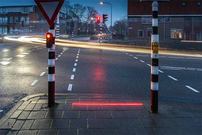 Cidade ganha LED na rua para alertar "vidrados" em smartphones