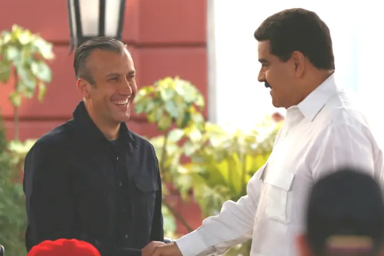 Tareck El Assami, vice-presidente da Venezuela, e Nicolás Maduro, presidente do país: CNN encontrou ligações de El Assami com emissão de documentos para o Oriente Médio (Carlos Garcia Rawlins/Reuters)