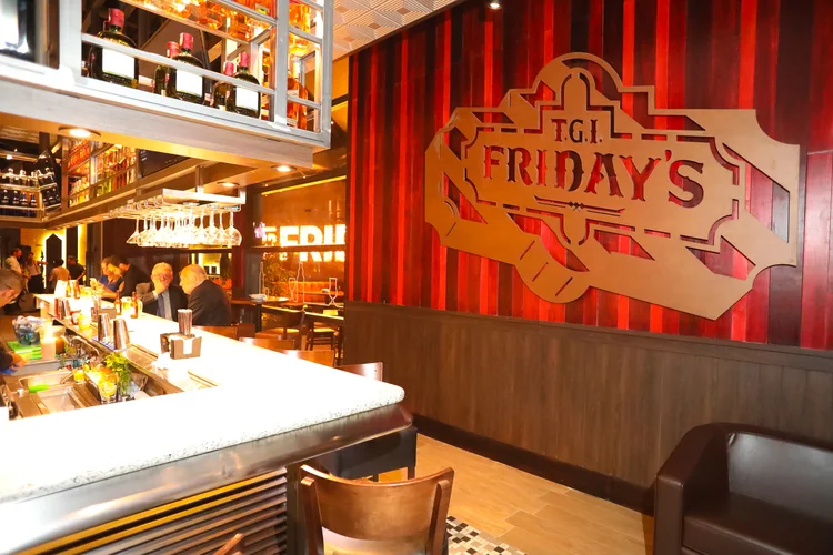 Sinal de alerta para TGI Fridays: rede de restaurantes conhecida por happy hours enfrenta dificuldades financeiras e se prepara para possível pedido de falência nos Estados Unidos.